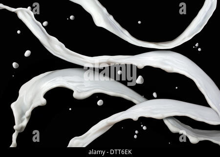 Schizzi di latte isolate su sfondo nero Foto Stock