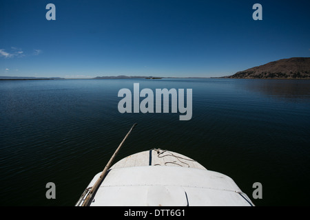 Andare alle isole del lago Titicaca / titikaka in barca - la prua di una barca bianca alto orizzonte, 4000 sopra il livello del mare Foto Stock