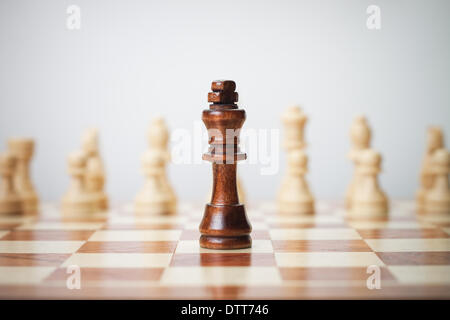 Concetto di scacchi su sfondo grigio Foto Stock