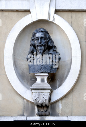 Londra, Inghilterra, Regno Unito. Busto in bronzo (c1800) di Charles I (1600-49) sopra la porta di Banqueting House su Whitehall Foto Stock