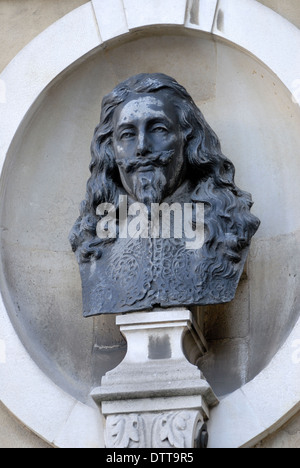 Londra, Inghilterra, Regno Unito. Busto in bronzo (c1800) di Charles I (1600-49) sopra la porta di Banqueting House su Whitehall Foto Stock