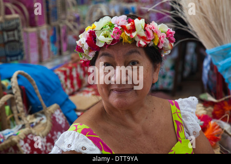 Locale Thaitiana lady indossando fiorito vestito di testa nel mercato centrale in Pape'ete, Tahiti, Polinesia Francese Foto Stock