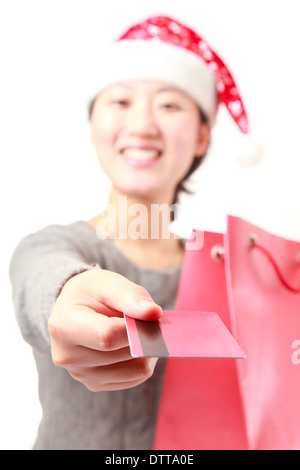 Donna asiatica con cappello di Natale, carta di credito e la borsa per la spesa Foto Stock