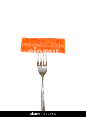 Grande pezzo di carota imperniata su una forcella contro uno sfondo bianco Foto Stock
