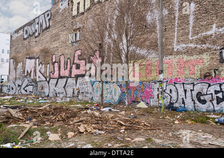 Artisti di graffiti vai a lunghezze qualsiasi anche la discesa in corda doppia per dipingere vecchio rovinato le pareti di un vecchio in disuso fabbrica di ghiaccio Foto Stock