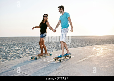 Giovane pattinaggio sulla spiaggia Foto Stock