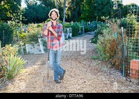 Uomo caucasico in piedi in giardino Foto Stock