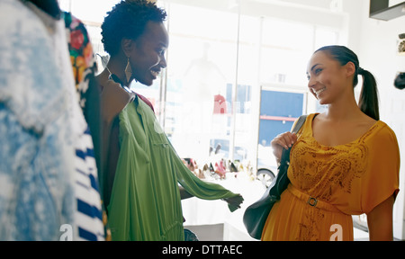 Le donne di shopping insieme in negozio Foto Stock