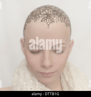 La donna caucasica con bald tatuato testa Foto Stock