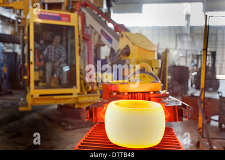 Lavoratore caucasica operanti in acciaio macchine di fusione in fabbrica Foto Stock