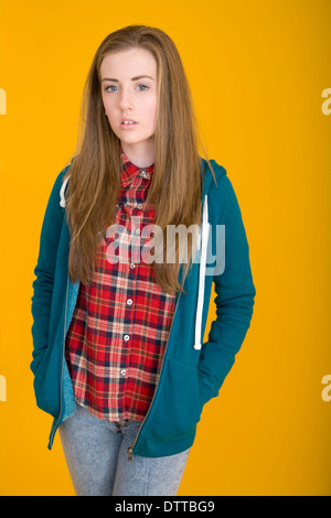 Bella ragazza adolescente di indossare una felpa. Foto Stock