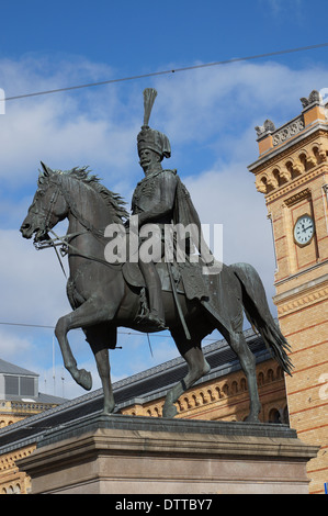 Ernst August monumento davanti alla stazione centrale di Hannover (Hannover), Germania Foto Stock