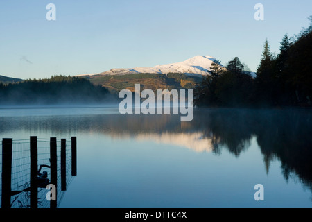 Guardando sopra Loch Ard vicino Aberfoyle verso la Munro Ben Lomond. Foto Stock