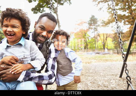 Padre e figli giocare insieme in posizione di parcheggio Foto Stock