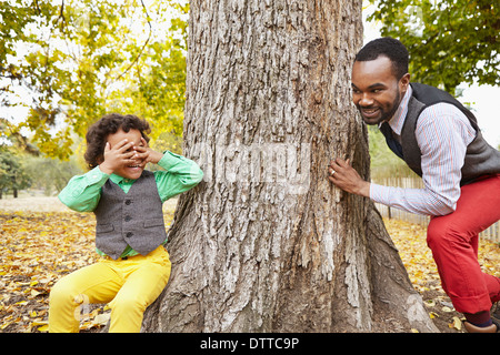 Padre e figlio giocare nel parco Foto Stock