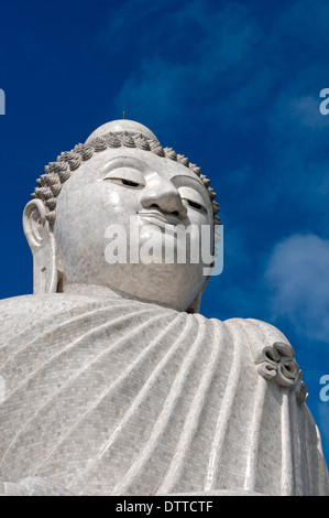 Phuket (Thailandia) : il Buddha gigante si trova sulla cima di una collina a 380 metri di altezza e si erge al di sopra della zona circostante Foto Stock