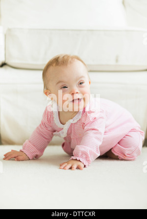 Caucasian bambina con la sindrome di Down Foto Stock