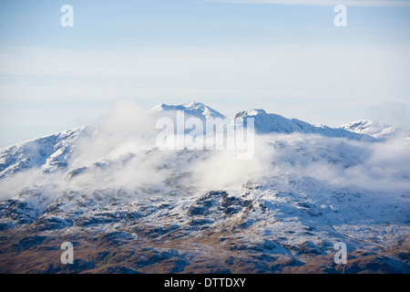 La Munro innevate vette di Beinn Ime ,e Ben paletta. Foto Stock