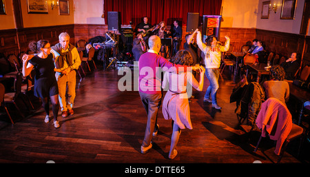 La gente ballare Annasach Ceilidh Band in corrispondenza di una danza ceilidh a Edimburgo, Scozia Foto Stock