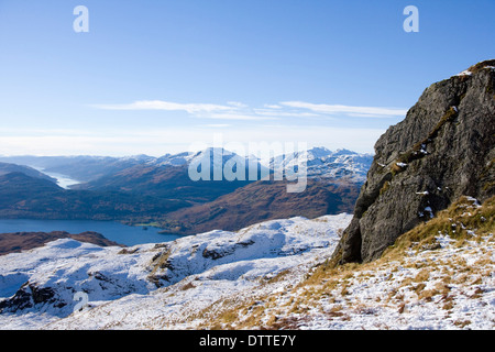 Loch Lomond con Beinn Narnain, Beinn Ime e Ben paletta dalla Corbett Beinn un'Choin. Foto Stock