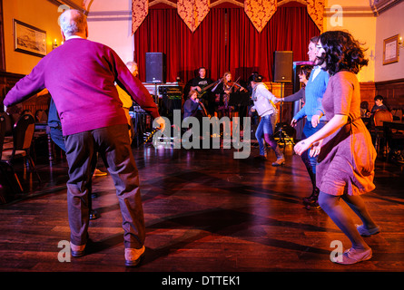 La gente ballare Annasach Ceilidh Band in corrispondenza di una danza ceilidh a Edimburgo, Scozia Foto Stock