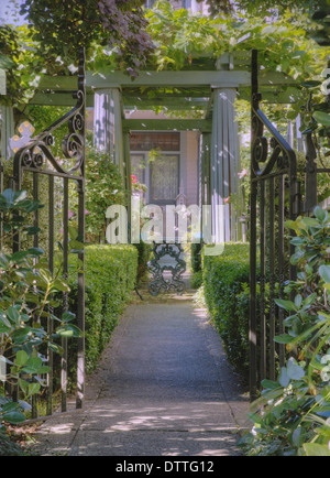 Siepi e cancello in giardino Foto Stock