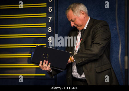Bruxelles, Belgio. 24 Febbraio, 2014. Membro dello staff di verificare i file prima della conferenza presss dopo la riunione di lavoro durante la giornata di un vertice UE-Brasile a livello europeo la sede del Consiglio a Bruxelles, in Belgio il 24.02.2014 da Wiktor Dabkowski Credito: Wiktor Dabkowski/ZUMAPRESS.com/Alamy Live News Foto Stock