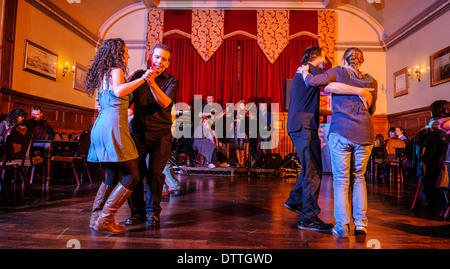 La gente ballare Annasach Ceilidh Band in corrispondenza di una danza ceilidh a Edimburgo, Scozia Foto Stock