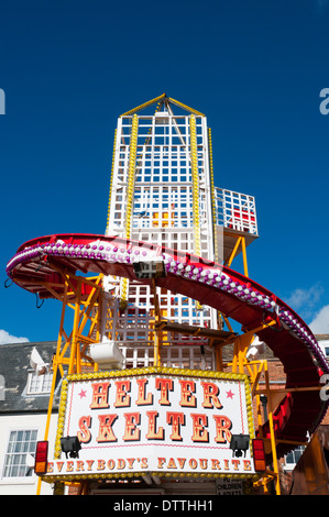 Un Helter Skelter luna park ride. Foto Stock