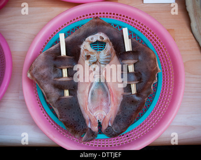 Essiccato Ray Pesci in vendita presso Jagalchi Seafood Market Busan Corea del Sud Foto Stock