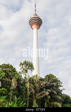 Il dalla torre di Kuala Lumpur sorge sopra la vergine foresta pluviale tropicale di Bukit Nanas riserva forestale, Kuala Lumpur, Malesia Foto Stock