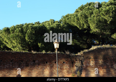 Le mura Aureliane edificata tra il 271 AD e 275 annunci in Roma, Italia. Foto Stock