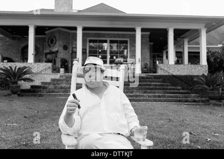 Uomo caucasico rilassante con sigaro in cantiere Foto Stock