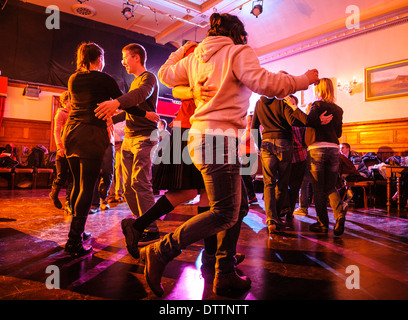 La gente ballare Annasach Ceilidh Band in corrispondenza di una danza ceilidh a Edimburgo, Scozia Foto Stock