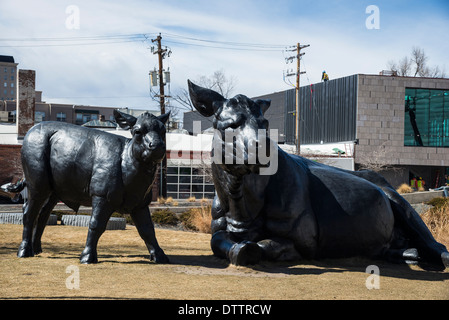 Scultura nero di Angus scozzese mucca e vitello adiacente al Denver Art Museum Foto Stock