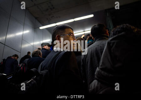 L'Hospitalet (Barcelona), Spagna - 24 February, 2014. La MWC partecipanti lasciare la stazione ferroviaria in direzione della fiera che ospita la fiera. Il Mobile World Congress 2014 apre le sue porte con un attesa la partecipazione di 75.000 visitatori. Credito: Jordi Boixareu/Alamy Live News Foto Stock