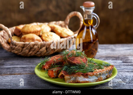 Still-life con pesce fritto e pane Foto Stock
