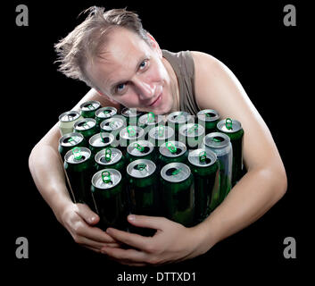 Uomo ubriaco ed è un sacco di vuoto di lattine di birra Foto Stock