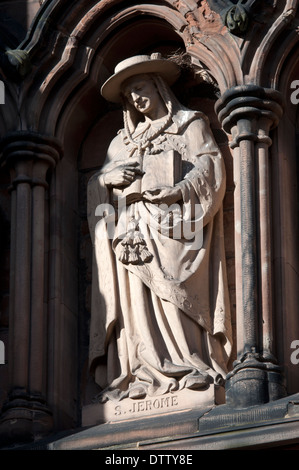 San Girolamo statua sul lato sud di Lichfield Cathedral, Staffordshire, England, Regno Unito Foto Stock