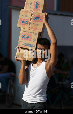 L'uomo offrendo scatole, Mercado Municipal, Granada, Nicaragua Foto Stock