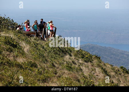 I turisti, scenic si affacciano sul vulcano Mombacho con vista della Laguna de Apoyo Nicaragua Foto Stock