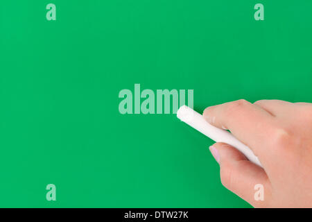 Mano con chalk scrivere sulla lavagna Foto Stock