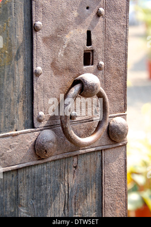 Antichi battenti e serratura moderna closeup in Taiwan Foto Stock
