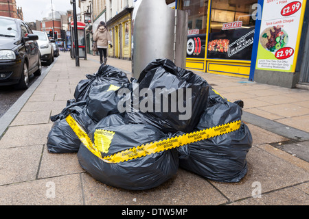 La criminalità ambientale scena. Fly illegale il ribaltamento dei sacchi per immondizia su un Sheffield city centre street, England, Regno Unito Foto Stock