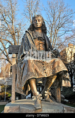 Blaise Pascal statua in Pascal square, scultura réalisée par Eugène Guillaume (1822-1905), Clermont-Ferrand, Puy-de-Dome, Auvergne, Francia Foto Stock