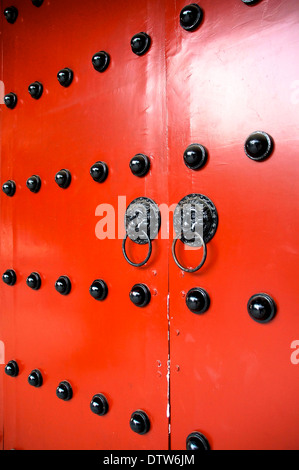 Antichi battenti e serratura moderna closeup in Taiwan Foto Stock