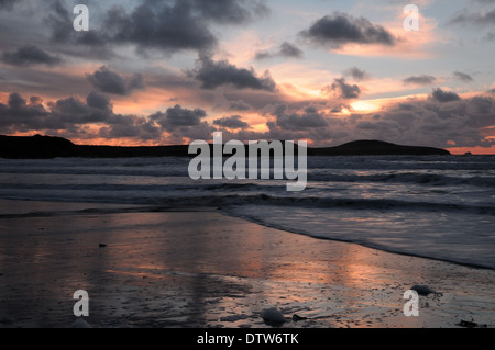 Tramonto sulla baia di Whitesands St Davids Pembrokeshire Wales Cymru REGNO UNITO GB Foto Stock