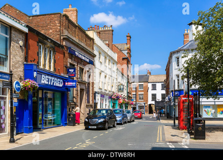 Negozi sulla Piazza del Mercato nel centro storico della città, Knaresborough, North Yorkshire, Inghilterra, Regno Unito Foto Stock