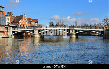 Windsor e Eton ponte sopra il fiume Tamigi in Royal Berkshire Foto Stock
