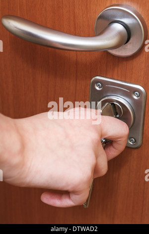 Chiusura della porta della casa tramite il tasto close up Foto Stock